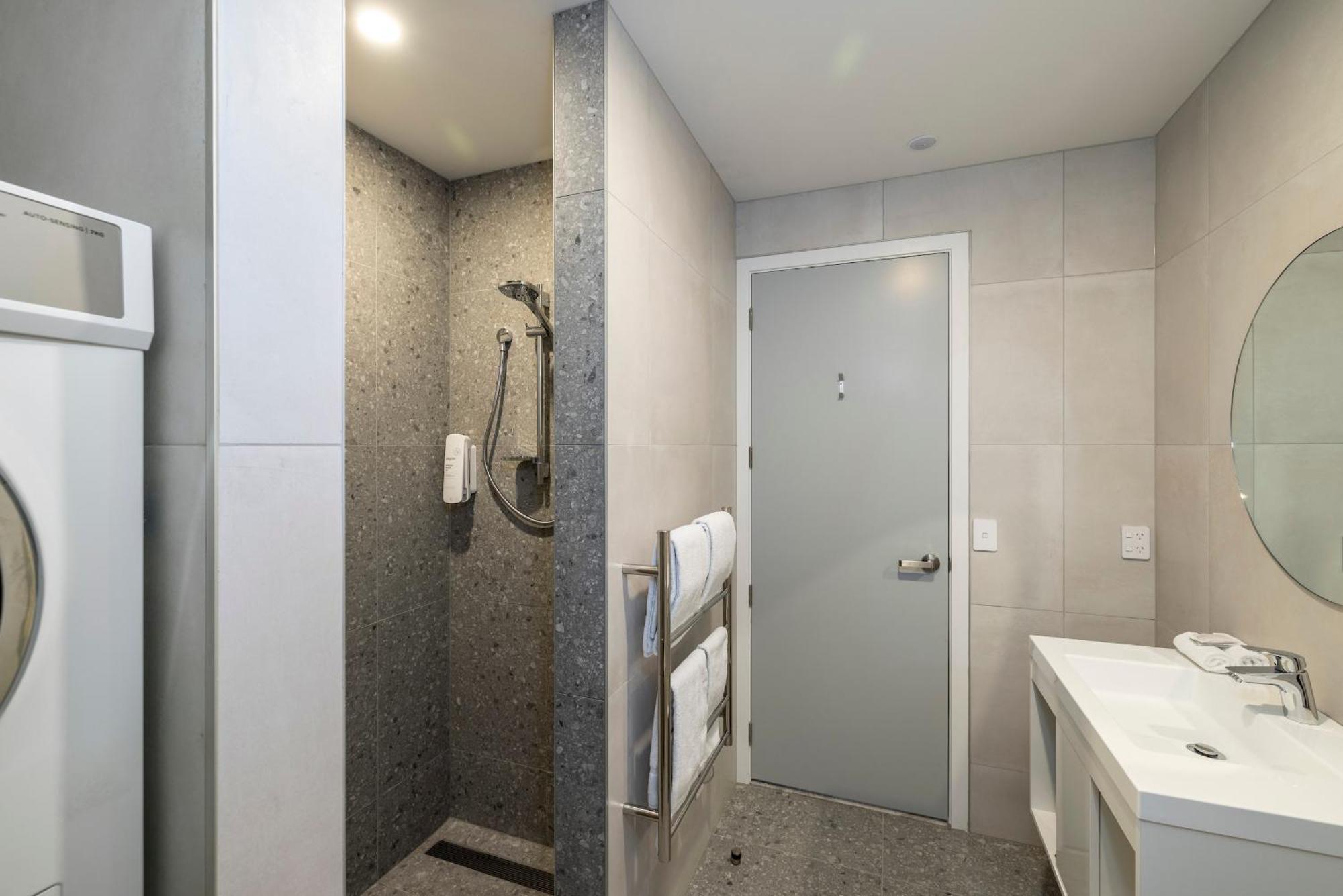 Quest On Cambridge Apartment ไครสต์เชิร์ช ภายนอก รูปภาพ